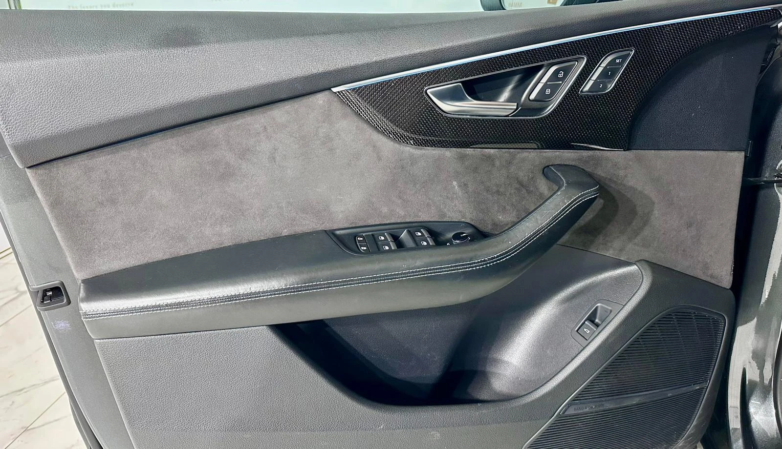 Audi SQ8 TDi* Quattro* Carbon* 360* Bang&Olufsen, снимка 6 - Автомобили и джипове - 53782683