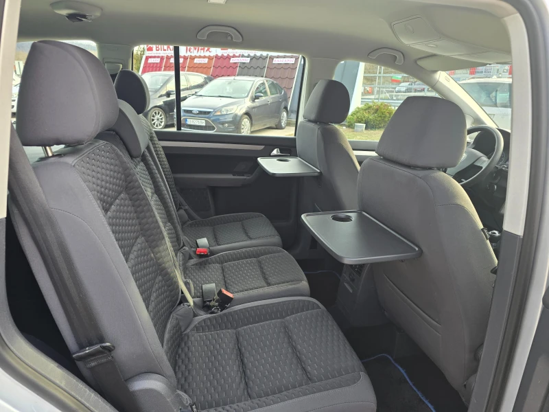 VW Touran 1.6i-102к.с.-7 местен, снимка 11 - Автомобили и джипове - 49453849