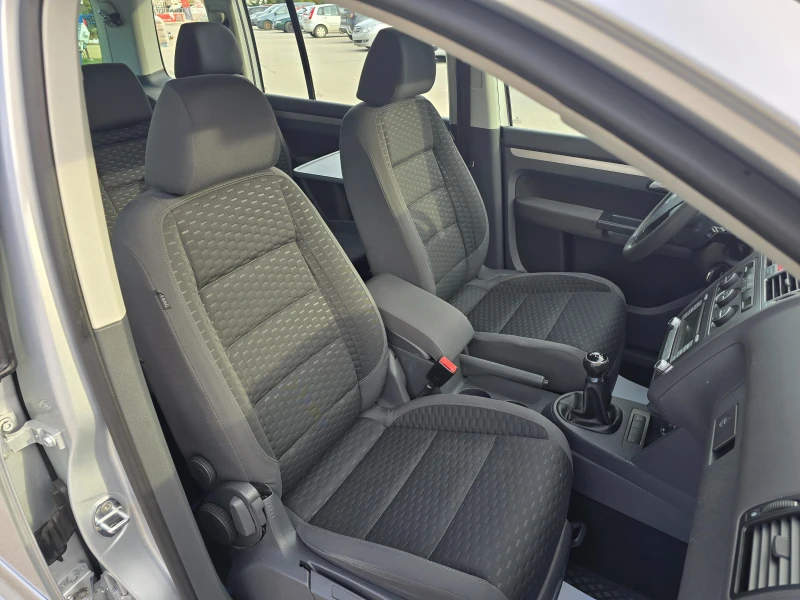 VW Touran 1.6i-102к.с.-7 местен, снимка 10 - Автомобили и джипове - 49453849