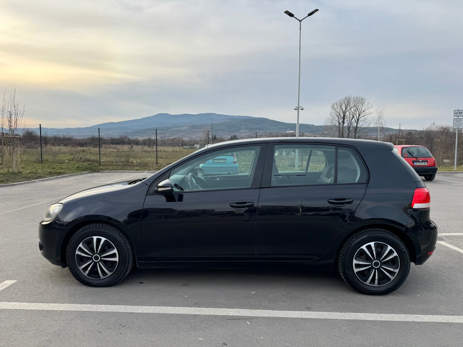 VW Golf 1.6 Фабрична газ / Бензин, снимка 4 - Автомобили и джипове - 53804012