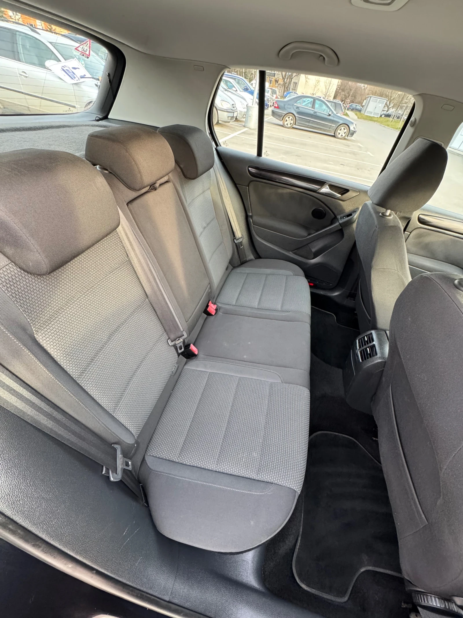 VW Golf 1.6 Фабрична газ / Бензин, снимка 8 - Автомобили и джипове - 53804012