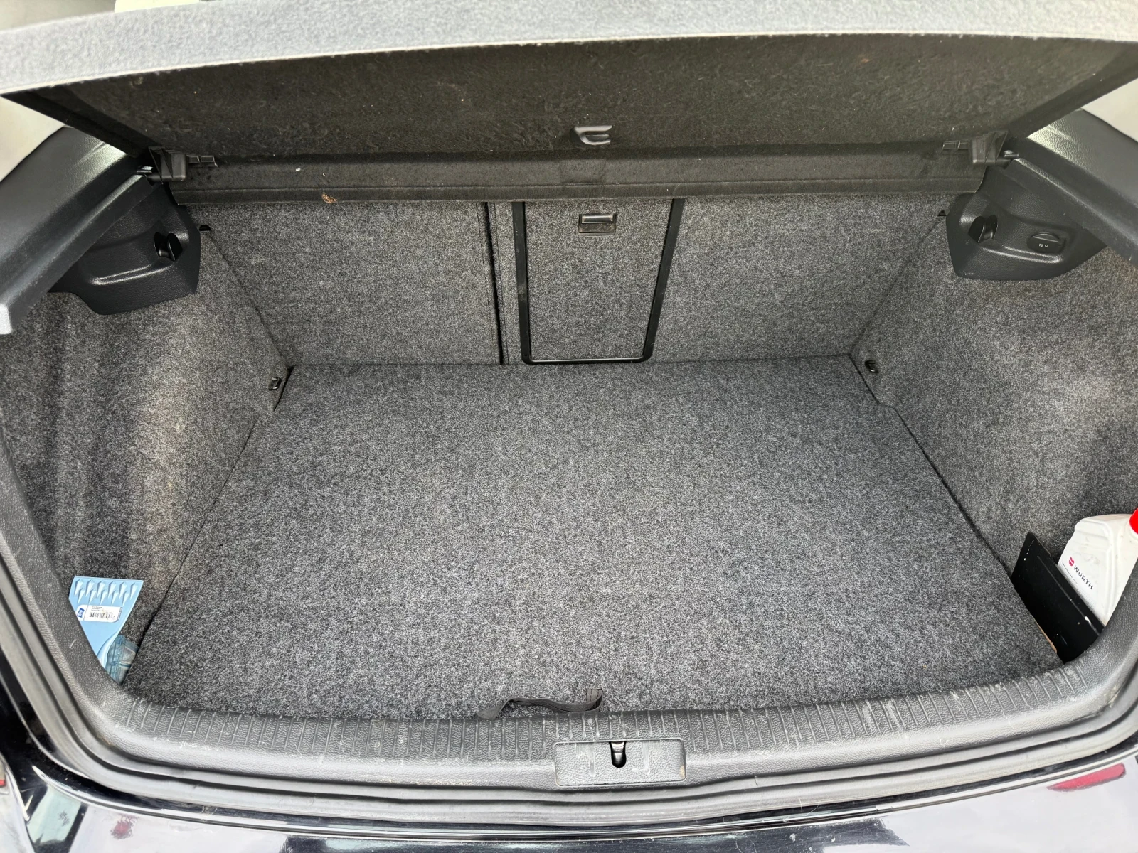 VW Golf 1.6 Фабрична газ / Бензин, снимка 13 - Автомобили и джипове - 53804012