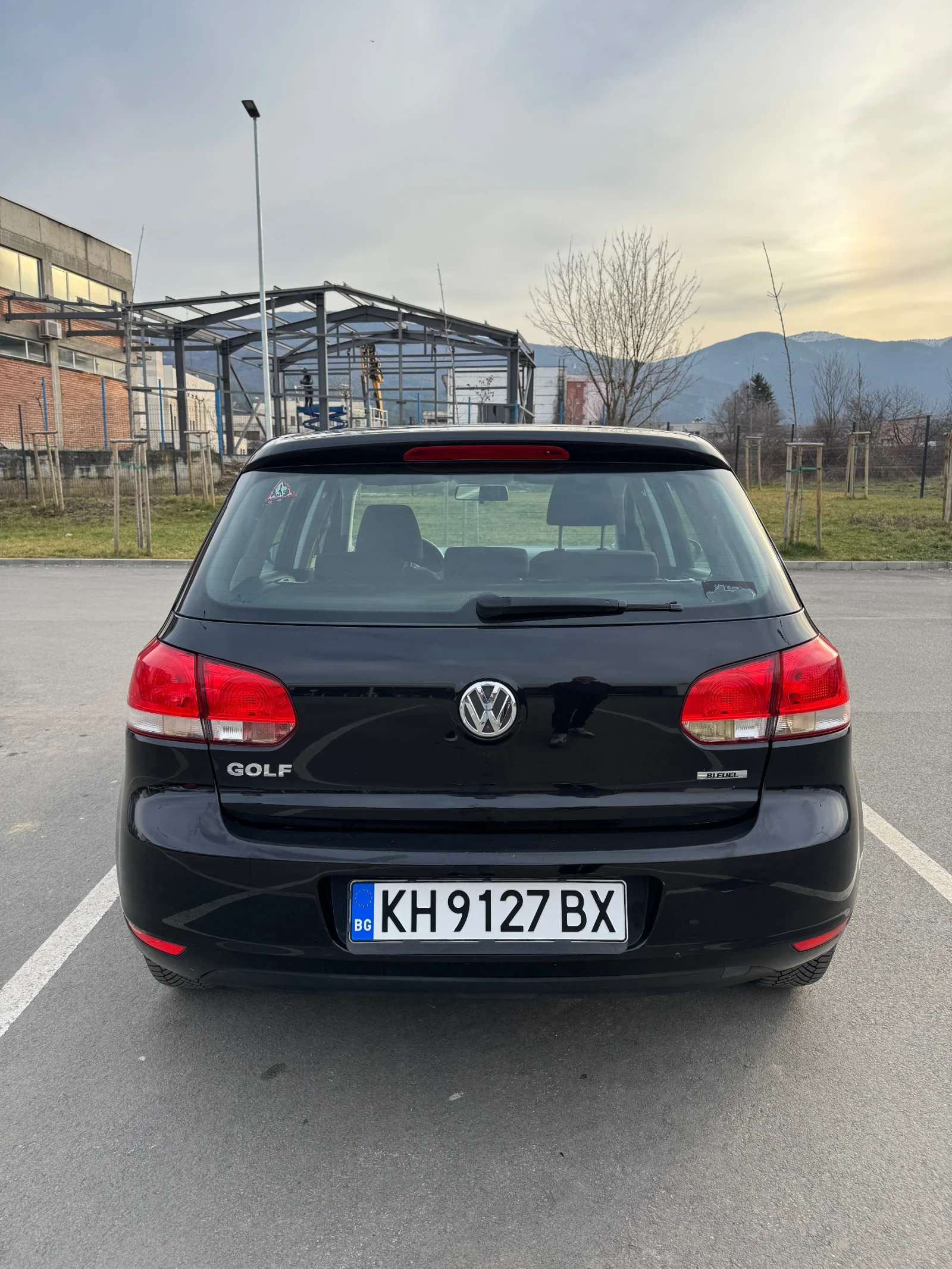 VW Golf 1.6 Фабрична газ / Бензин, снимка 3 - Автомобили и джипове - 53804012