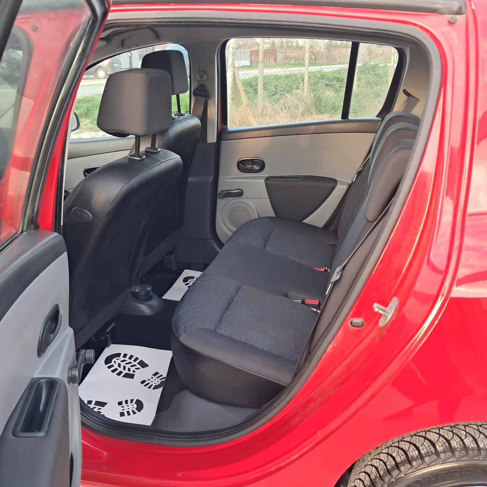 Renault Clio 1.2I, снимка 9 - Автомобили и джипове - 53978598