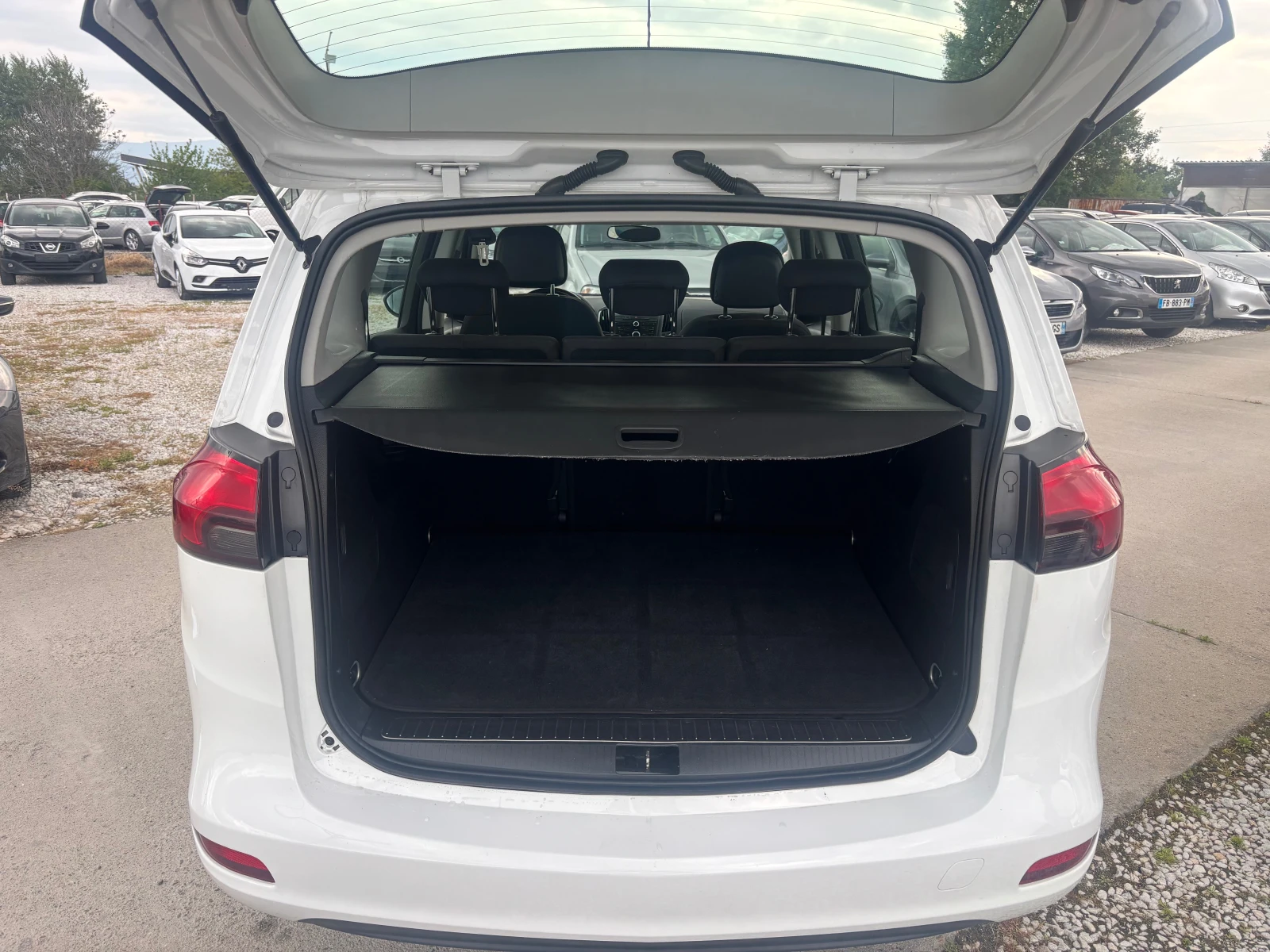 Opel Zafira 1.4i / Tourer, снимка 9 - Автомобили и джипове - 54528643