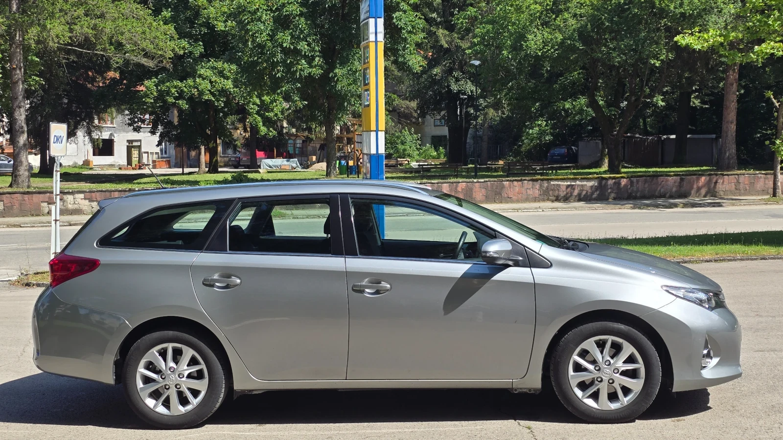 Toyota Auris 1.6i ШВЕЙЦАРИЯ , снимка 4 - Автомобили и джипове - 55035869