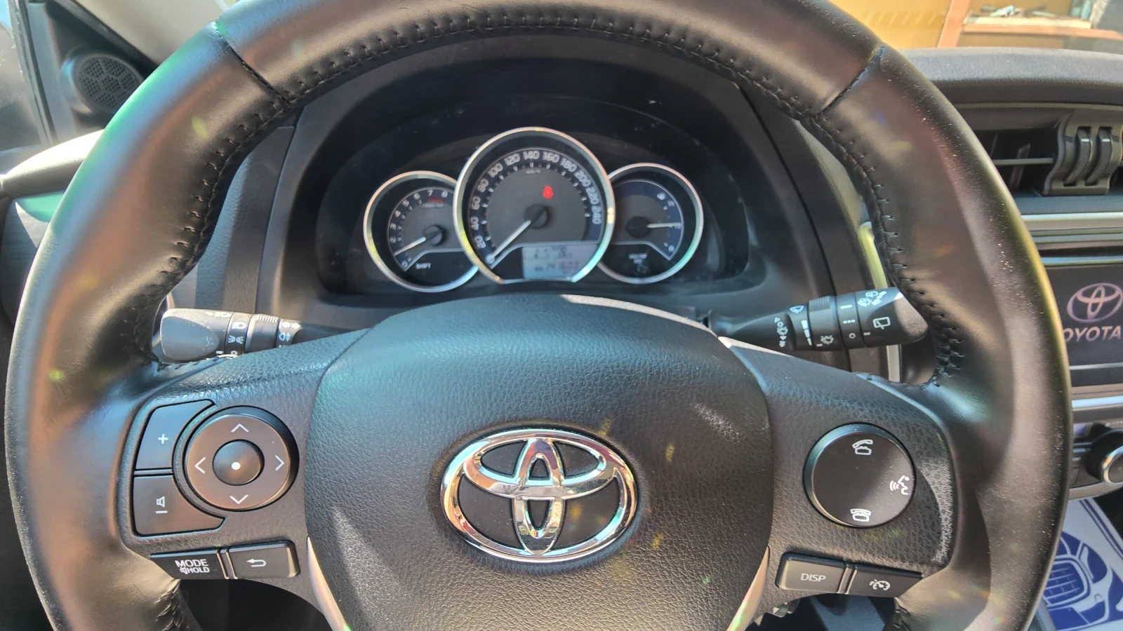 Toyota Auris 1.6i ШВЕЙЦАРИЯ , снимка 12 - Автомобили и джипове - 55035869