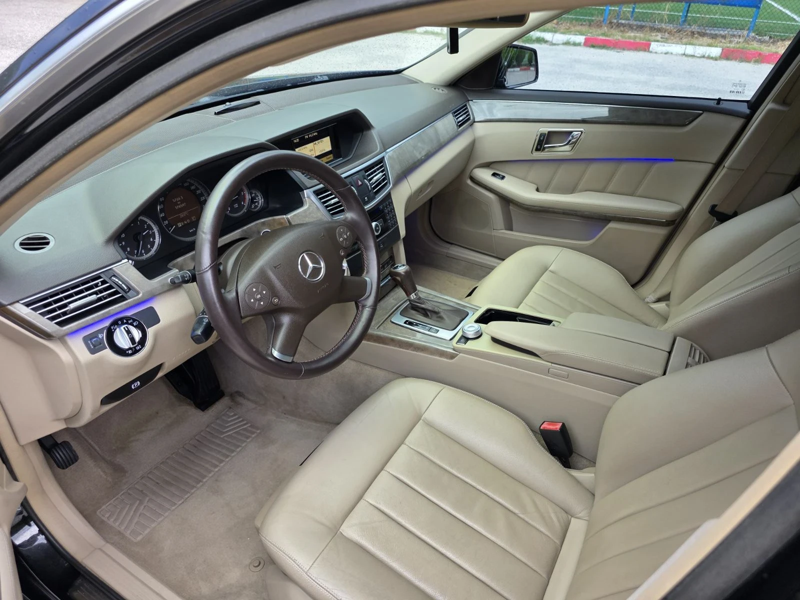 Mercedes-Benz E 250 Топ състояние Само на 165 000 реални доказуеми, снимка 13 - Автомобили и джипове - 55250792