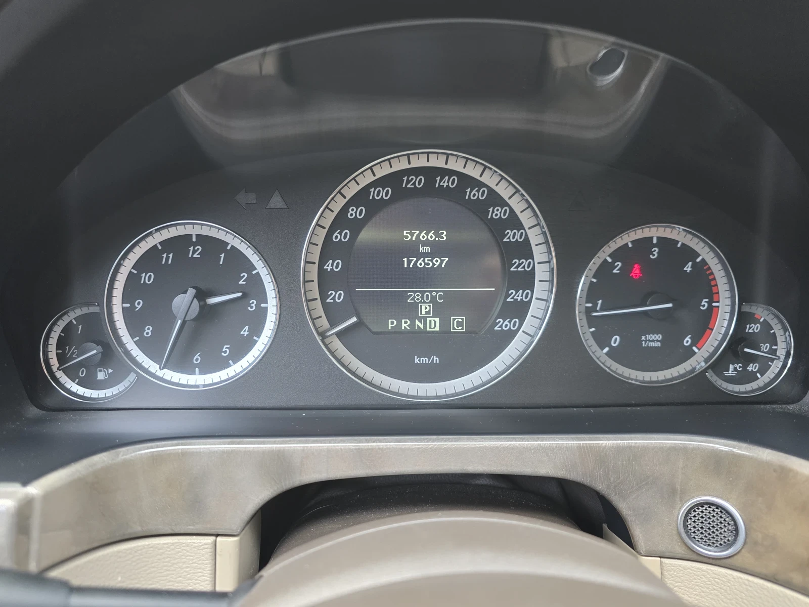 Mercedes-Benz E 250 Топ състояние Само на 165 000 реални доказуеми, снимка 17 - Автомобили и джипове - 55250792