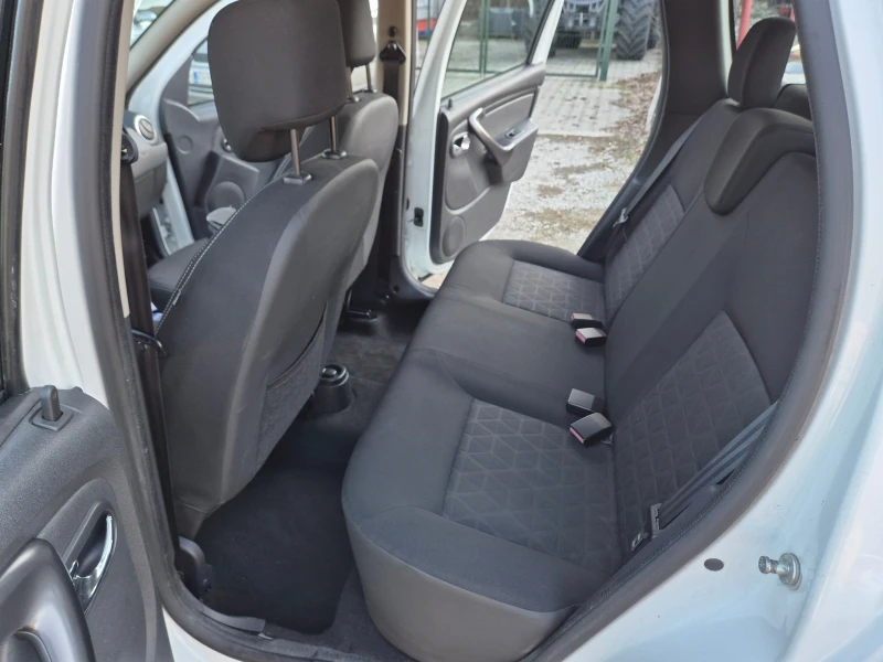 Dacia Duster 1.6i, GAS, NAVI, снимка 12 - Автомобили и джипове - 49361895