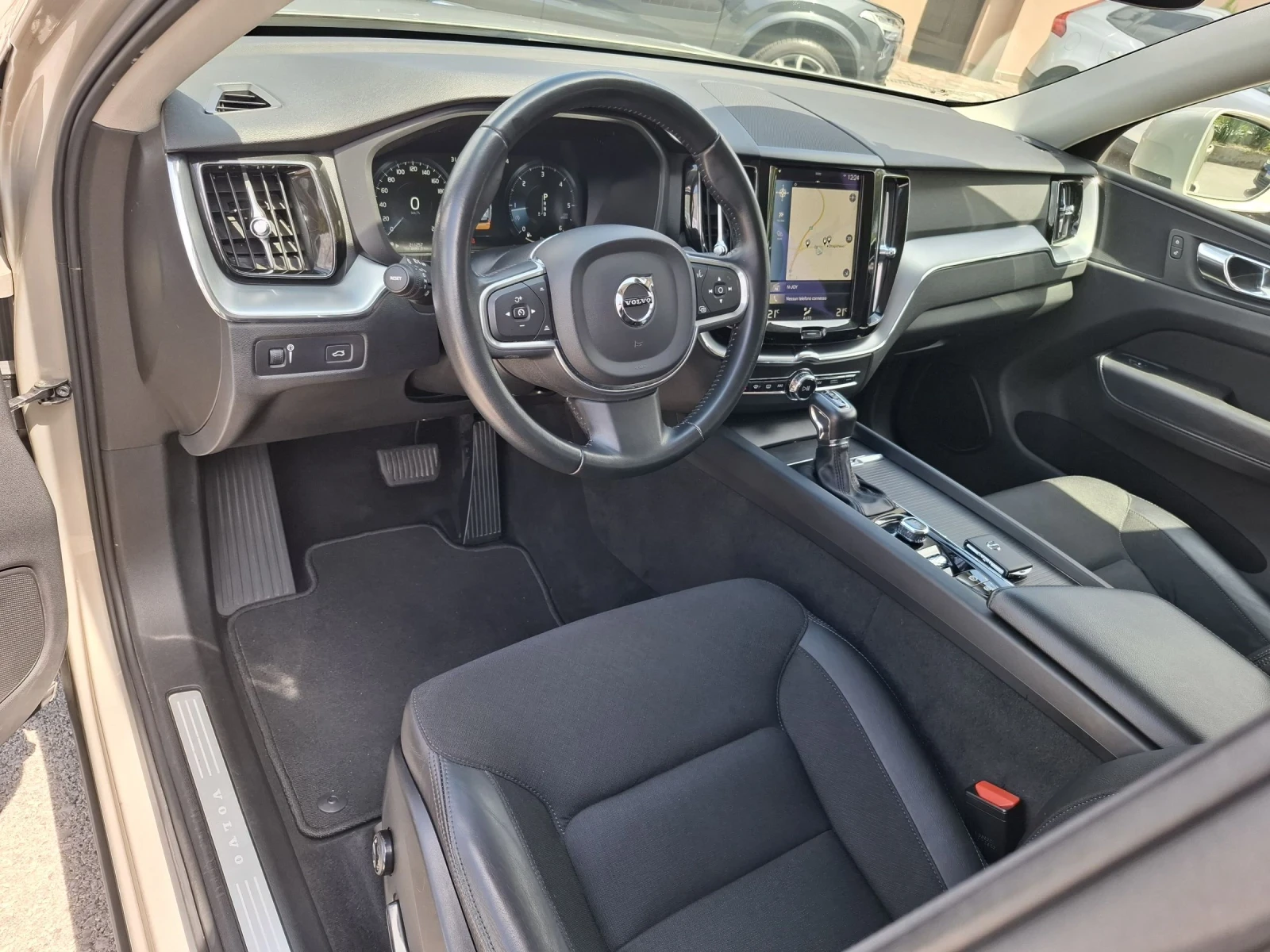 Volvo XC60 2.0 D4 AWD - изображение 6