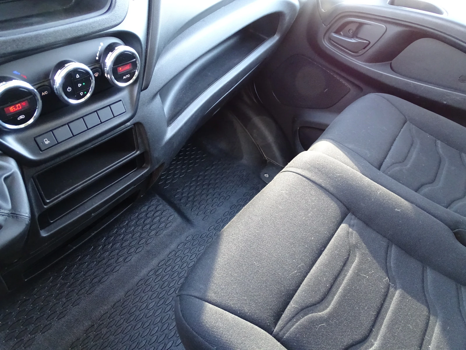 Iveco Daily 35S17 * * 172 048 км* * Климатроник* *  , снимка 16 - Бусове и автобуси - 54304779