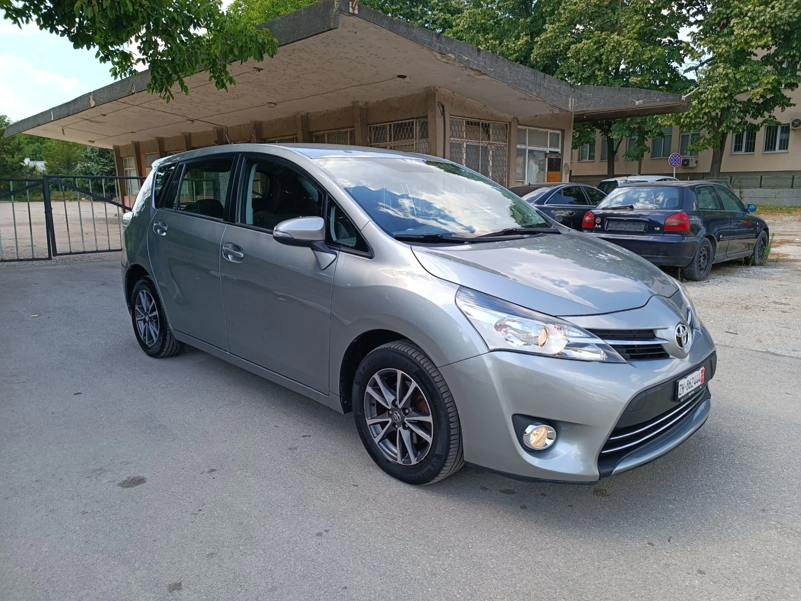 Toyota Verso 1.8i-147кс-ШВЕЙЦАРИЯ-РЪЧКА-6ск-FACELIFT-7м - изображение 2