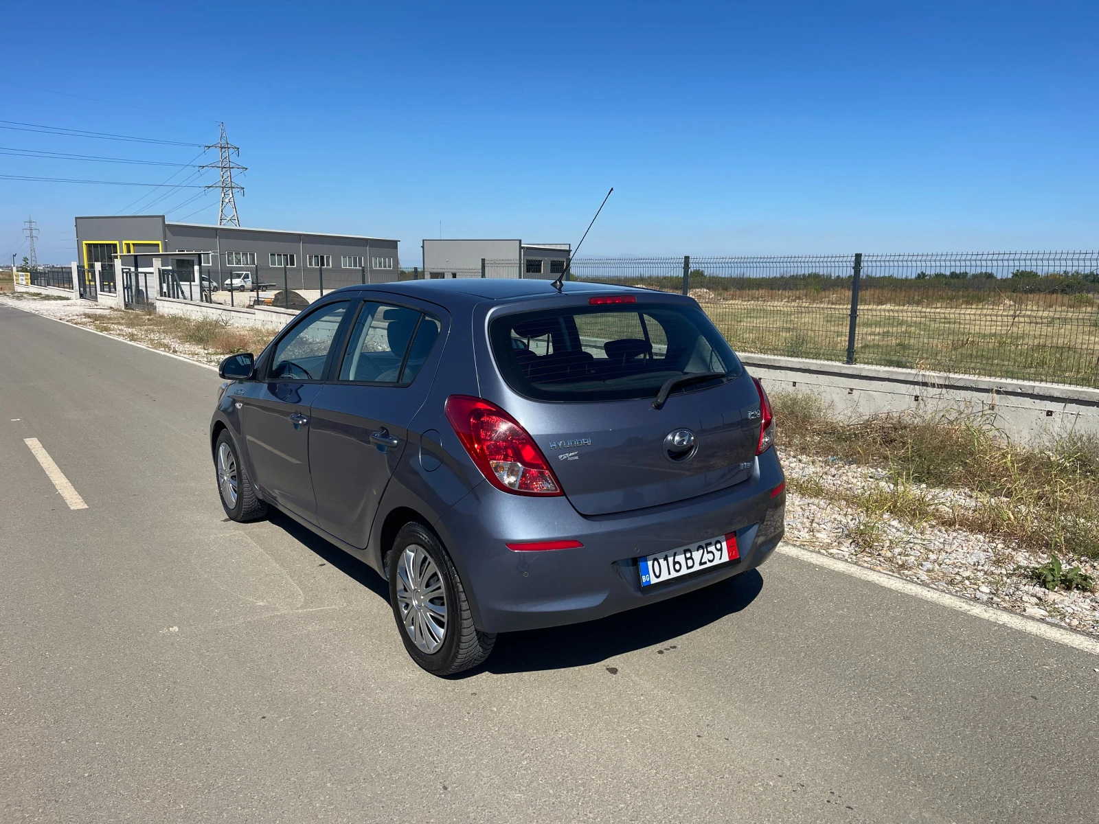 Hyundai I20 1.4 6-Speed Швейцария - изображение 3