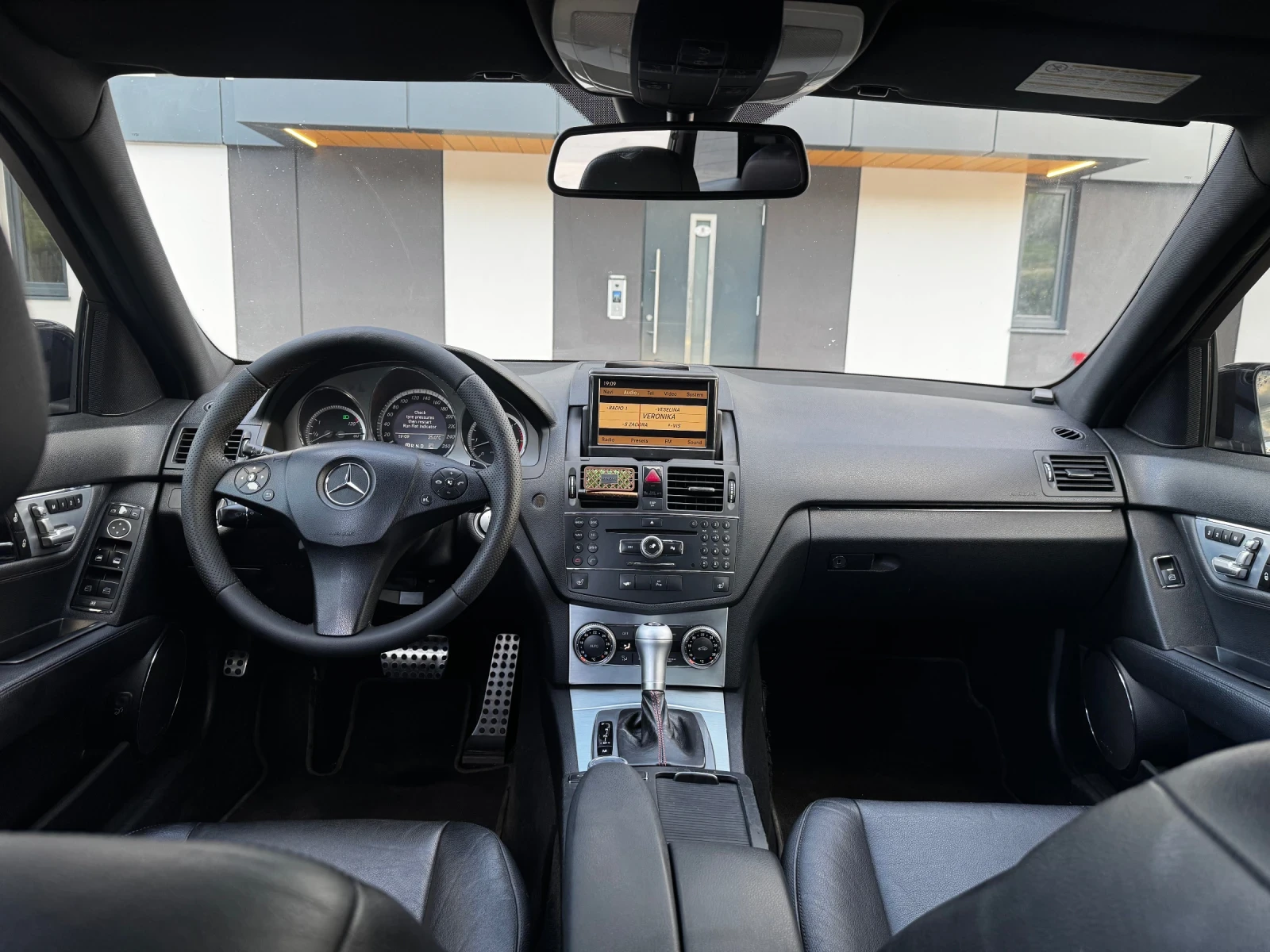 Mercedes-Benz C 320 * AMG PACK* Keyless* Ел.Багажник* , снимка 6 - Автомобили и джипове - 54856552