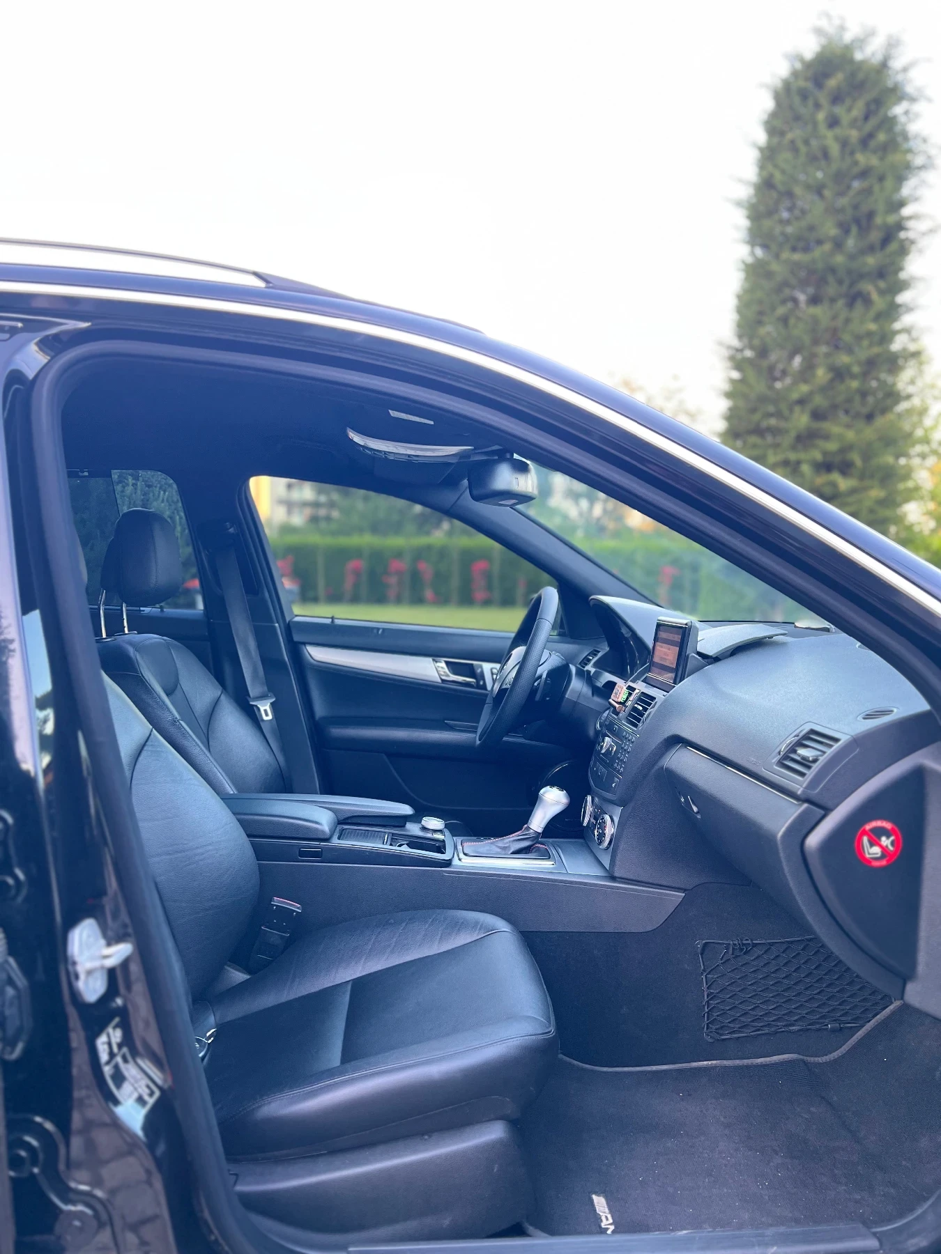 Mercedes-Benz C 320 * AMG PACK* Keyless* Ел.Багажник* , снимка 13 - Автомобили и джипове - 54856552