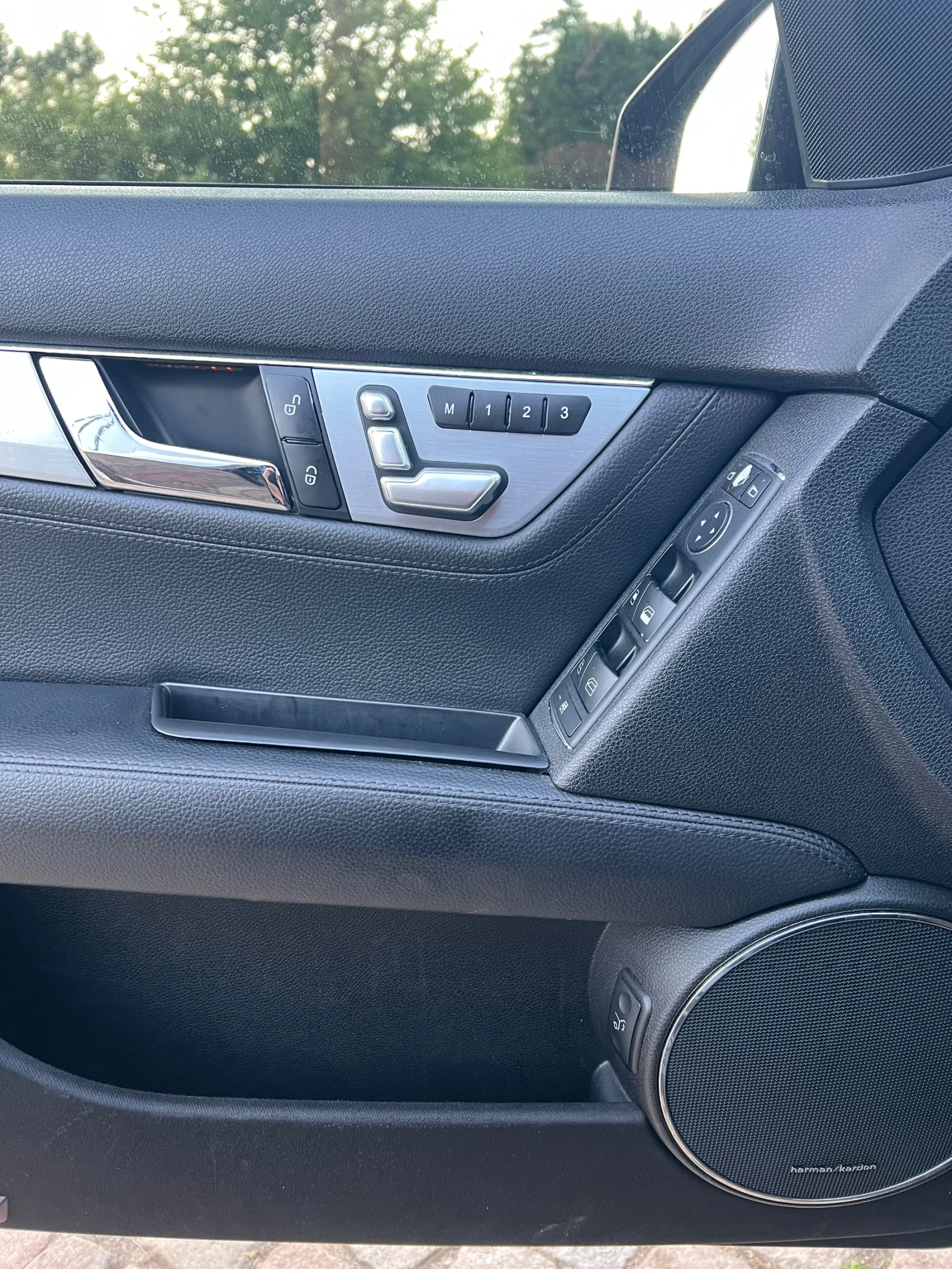 Mercedes-Benz C 320 * AMG PACK* Keyless* Ел.Багажник* , снимка 9 - Автомобили и джипове - 54856552