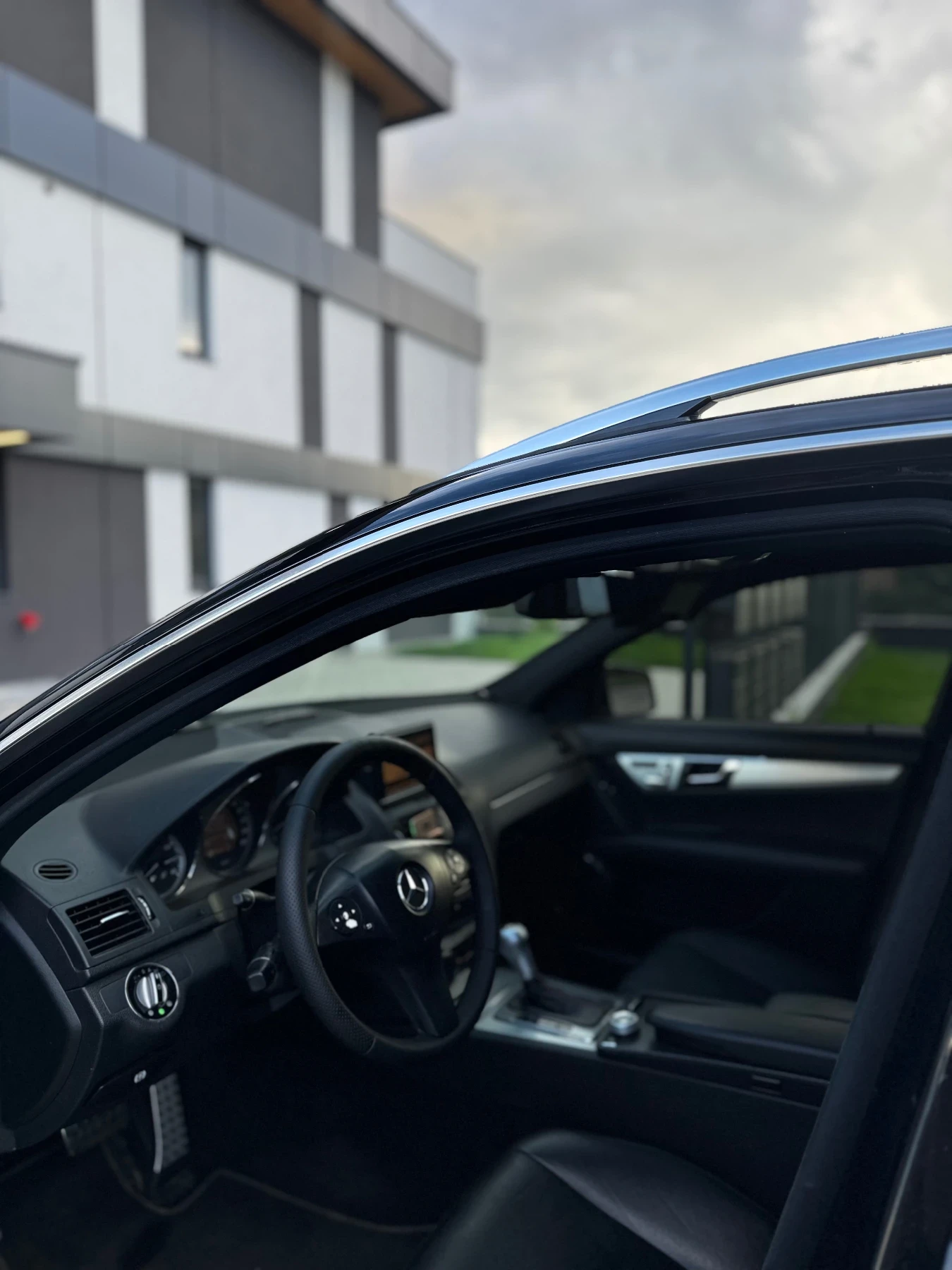 Mercedes-Benz C 320 * AMG PACK* Keyless* Ел.Багажник* , снимка 7 - Автомобили и джипове - 54856552