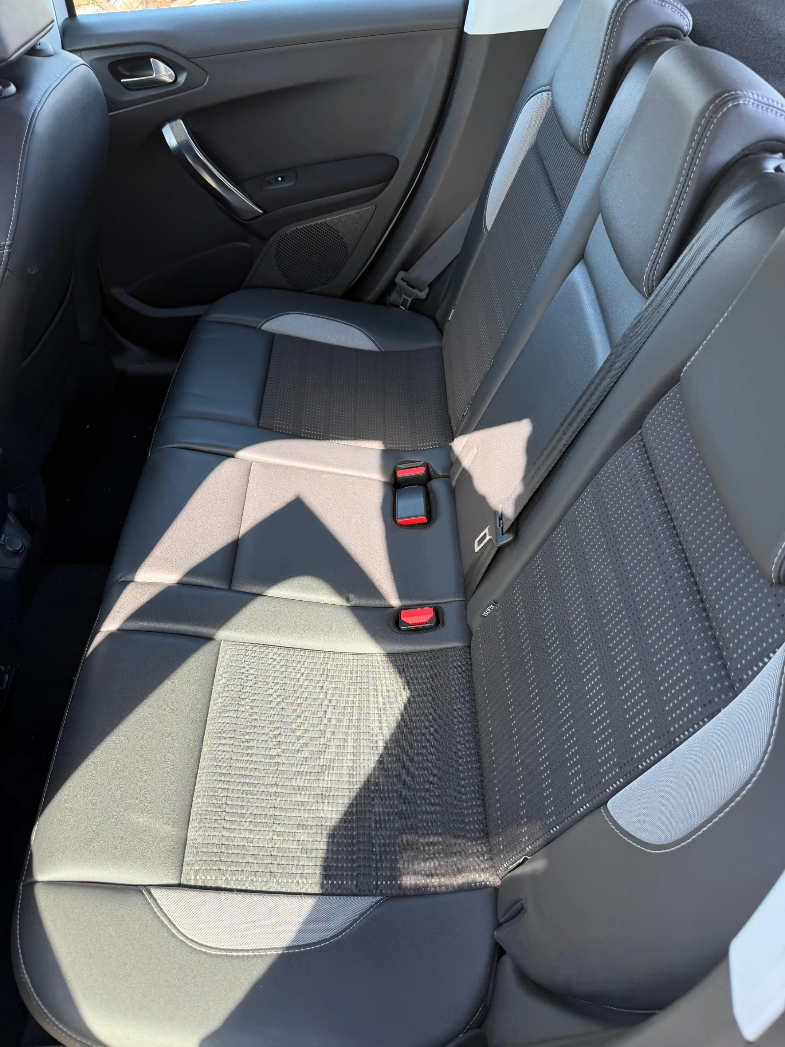 Peugeot 2008 1.6i, снимка 11 - Автомобили и джипове - 55090436
