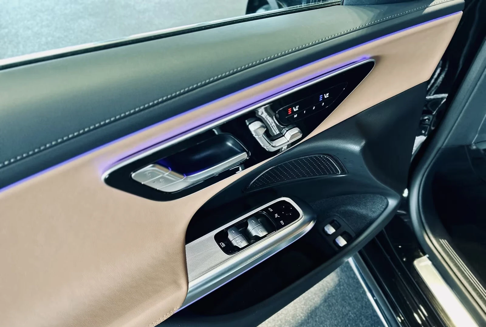 Mercedes-Benz E 400 e/381HP/4M/AMG/360/ACC/VENT/870z, снимка 14 - Автомобили и джипове - 56017645