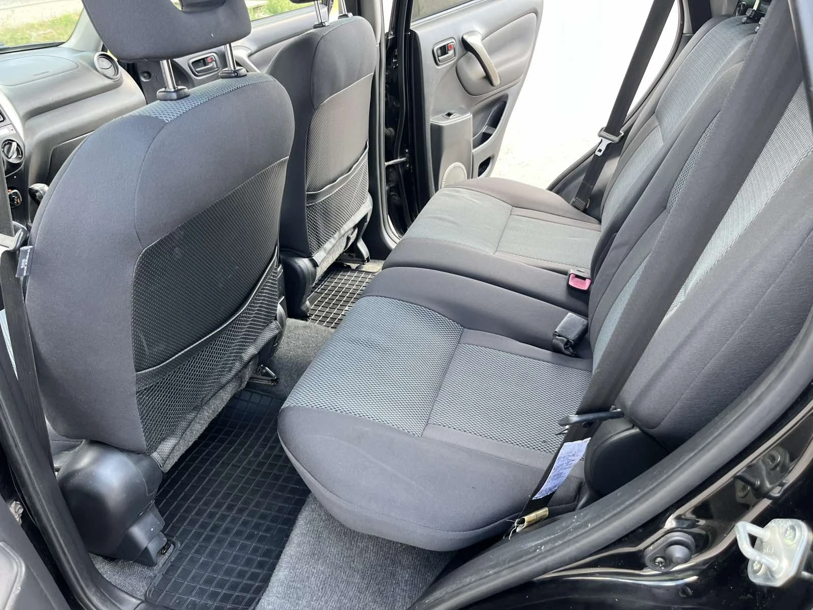 Toyota Rav4 FACE 2.0D4D 116кс РЕГИСТРИРАНА ОБСЛУЖЕНА ПЕРФЕКТНА - изображение 9