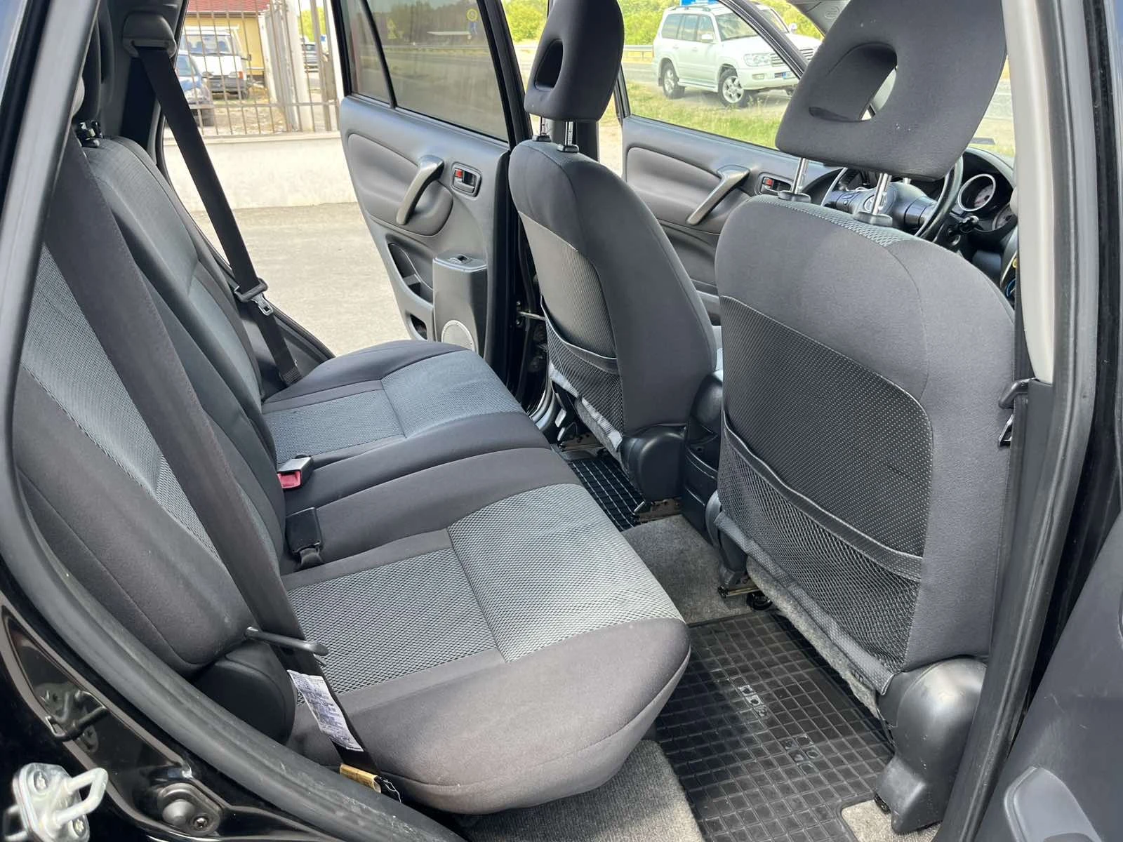 Toyota Rav4 FACE 2.0D4D 116кс РЕГИСТРИРАНА ОБСЛУЖЕНА ПЕРФЕКТНА - изображение 10