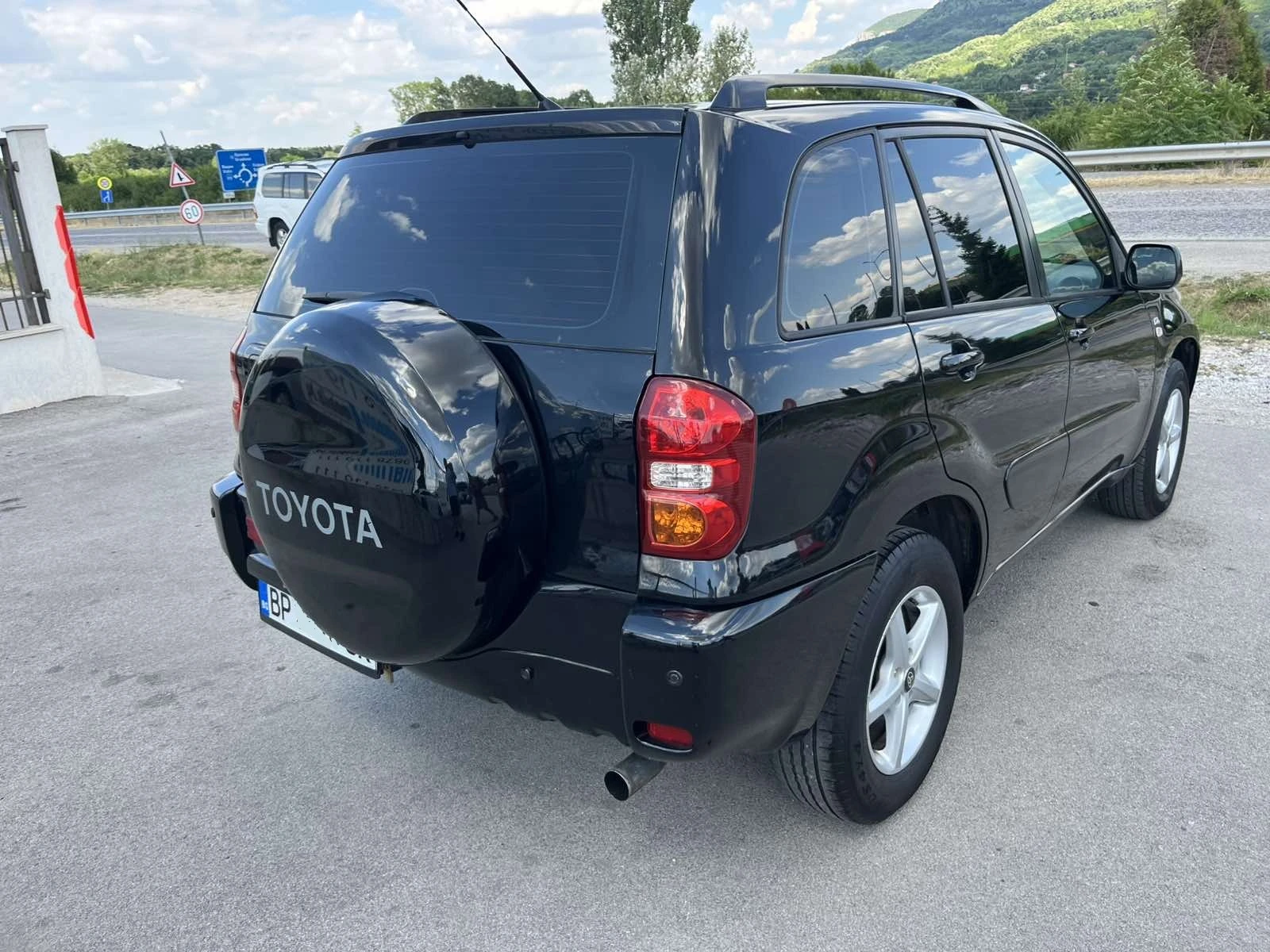 Toyota Rav4 FACE 2.0D4D 116кс РЕГИСТРИРАНА ОБСЛУЖЕНА ПЕРФЕКТНА - изображение 4