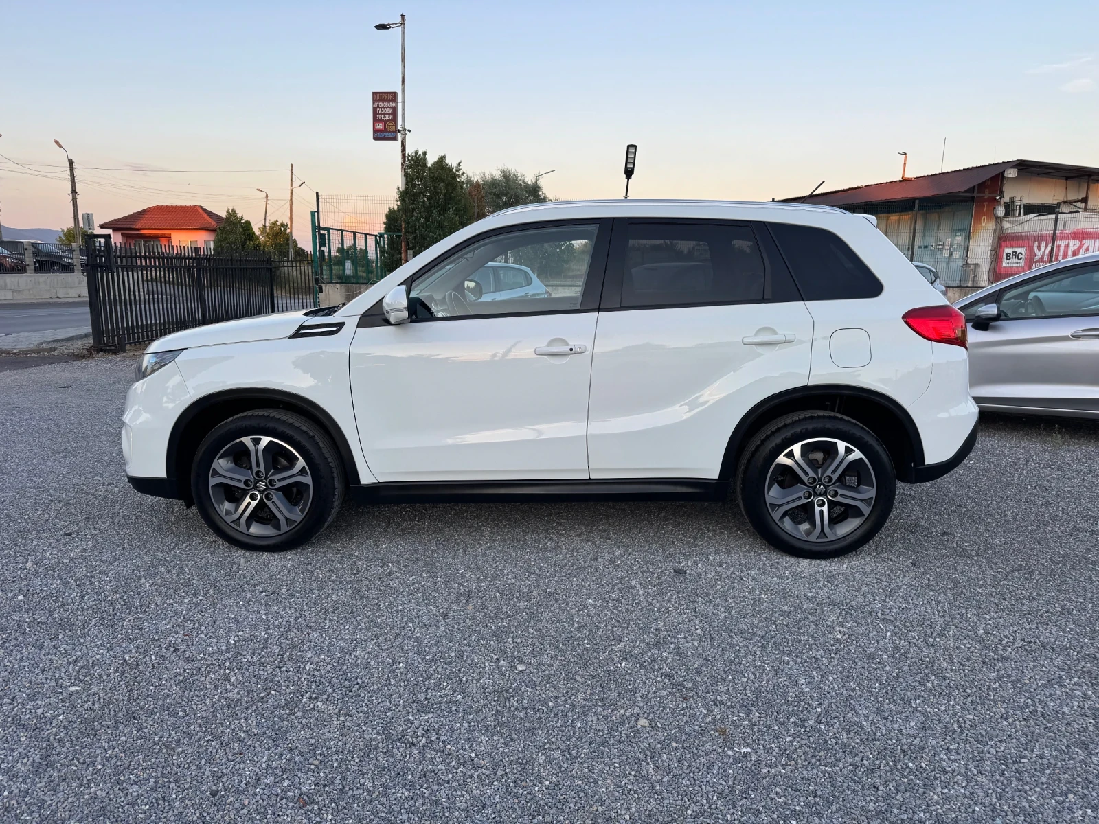 Suzuki Vitara 1.6d 4x4 All Grip! Face!! Automatic!! Navi !! Cam!, снимка 3 - Автомобили и джипове - 55070156
