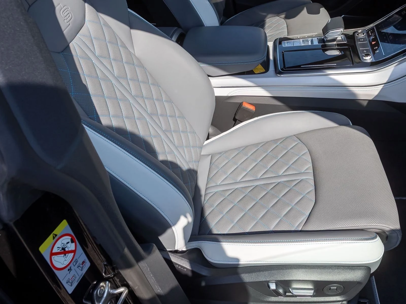 Audi Q8 60 TFSIe / S-LINE/ BLACK OPTIC/ MATRIX/ B&O/ HUD /, снимка 14 - Автомобили и джипове - 56073762