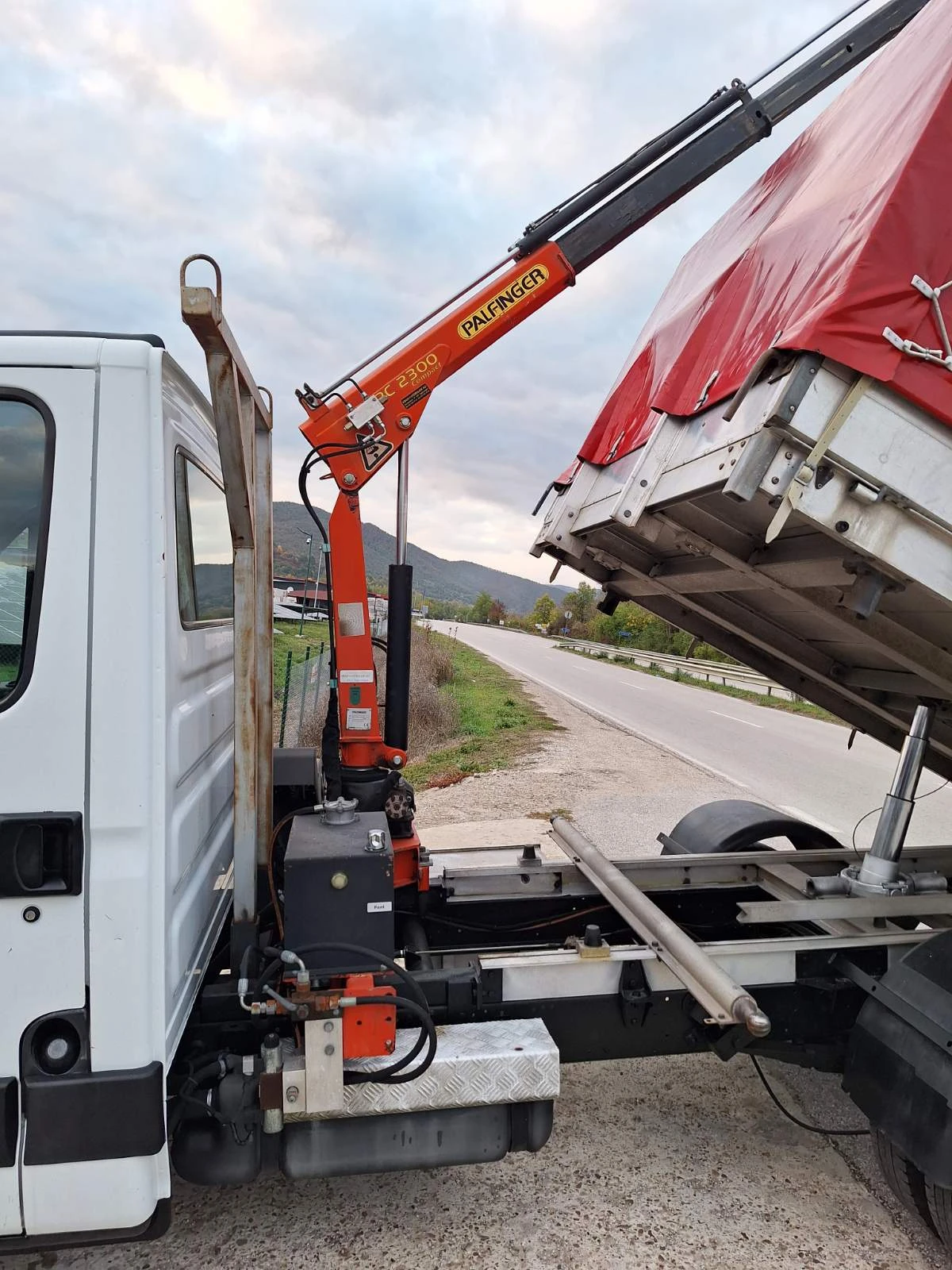 Iveco 35c18 ДО 3, 5т. САМОСВАЛ С КРАН 1820кг ШВЕЙЦАРИЯ 6 МЕТРА - изображение 7