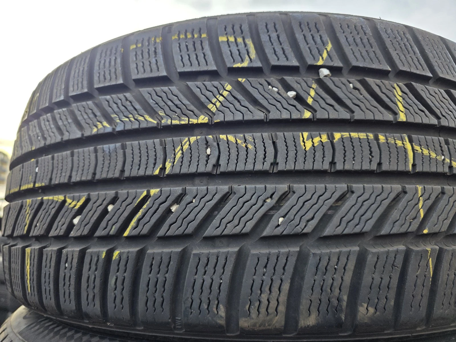 Гуми Зимни 235/40R19
