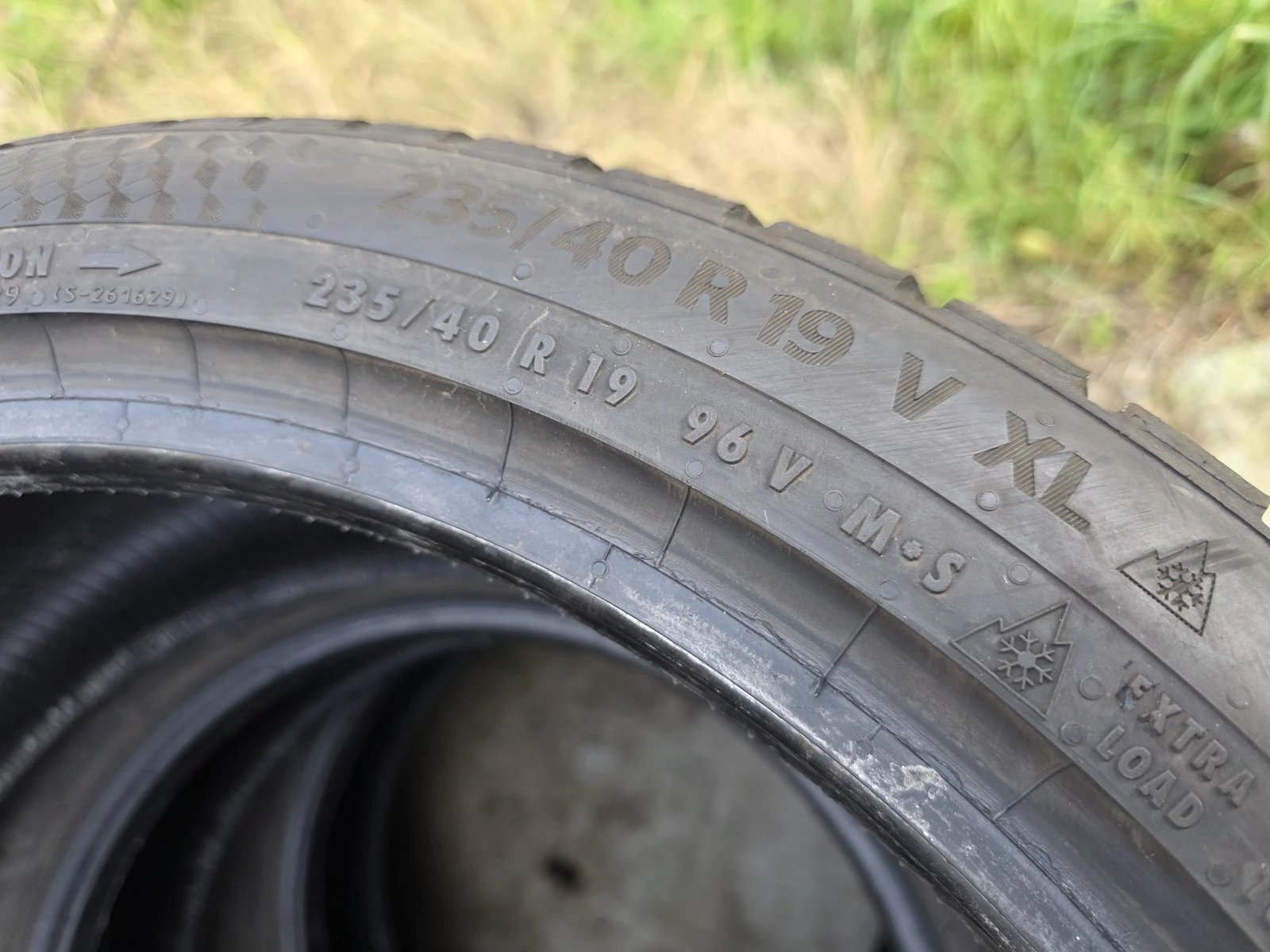 Гуми Зимни 235/40R19, снимка 5 - Гуми и джанти - 56725220