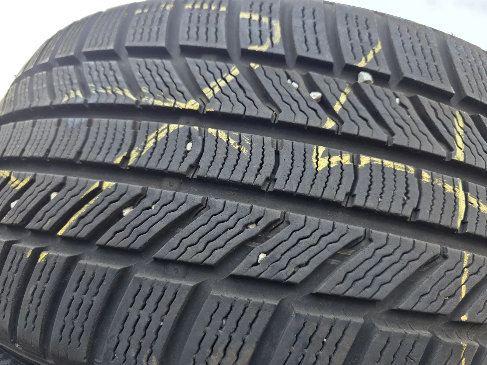 Гуми Зимни 235/40R19, снимка 3 - Гуми и джанти - 56725220