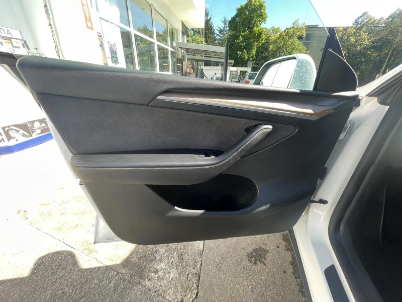 Tesla Model Y Long Range 4x4, снимка 6 - Автомобили и джипове - 52418710