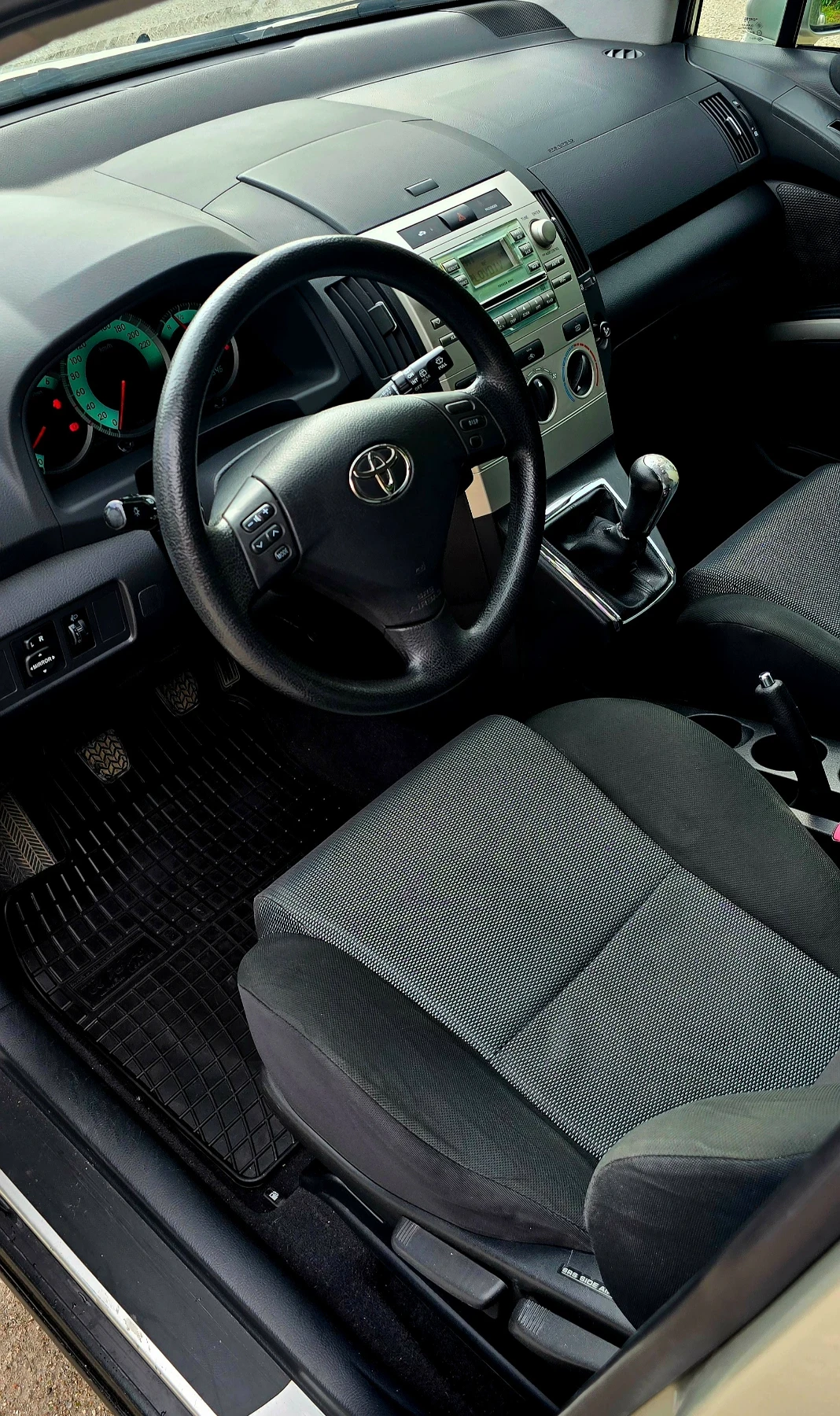 Toyota Corolla verso 2.0 d-4D, снимка 7 - Автомобили и джипове - 54959249