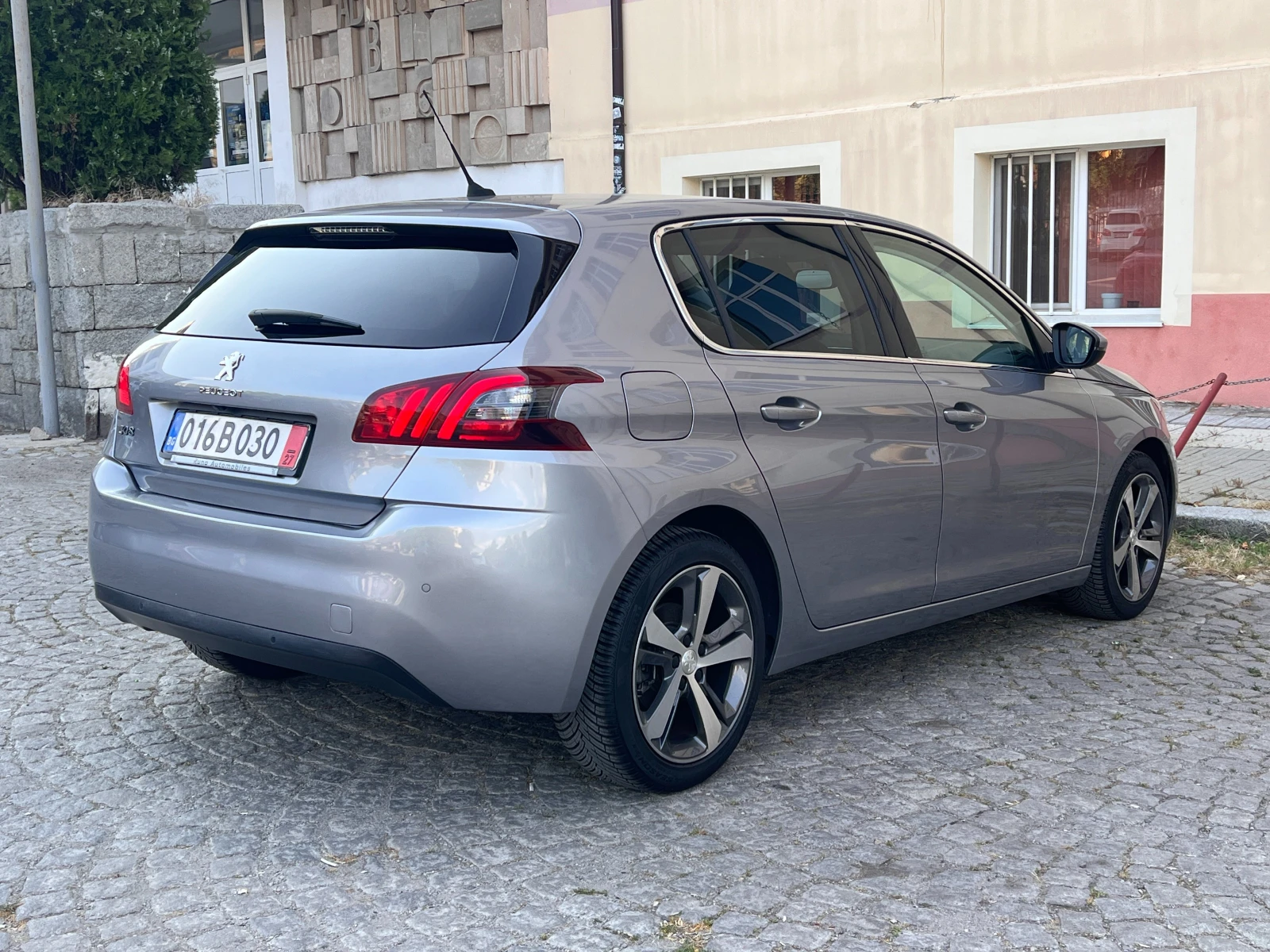 Peugeot 308 1.5BlueHDi EAT8 Allure НАПЪЛНО ОБСЛУЖЕН, снимка 6 - Автомобили и джипове - 55067581