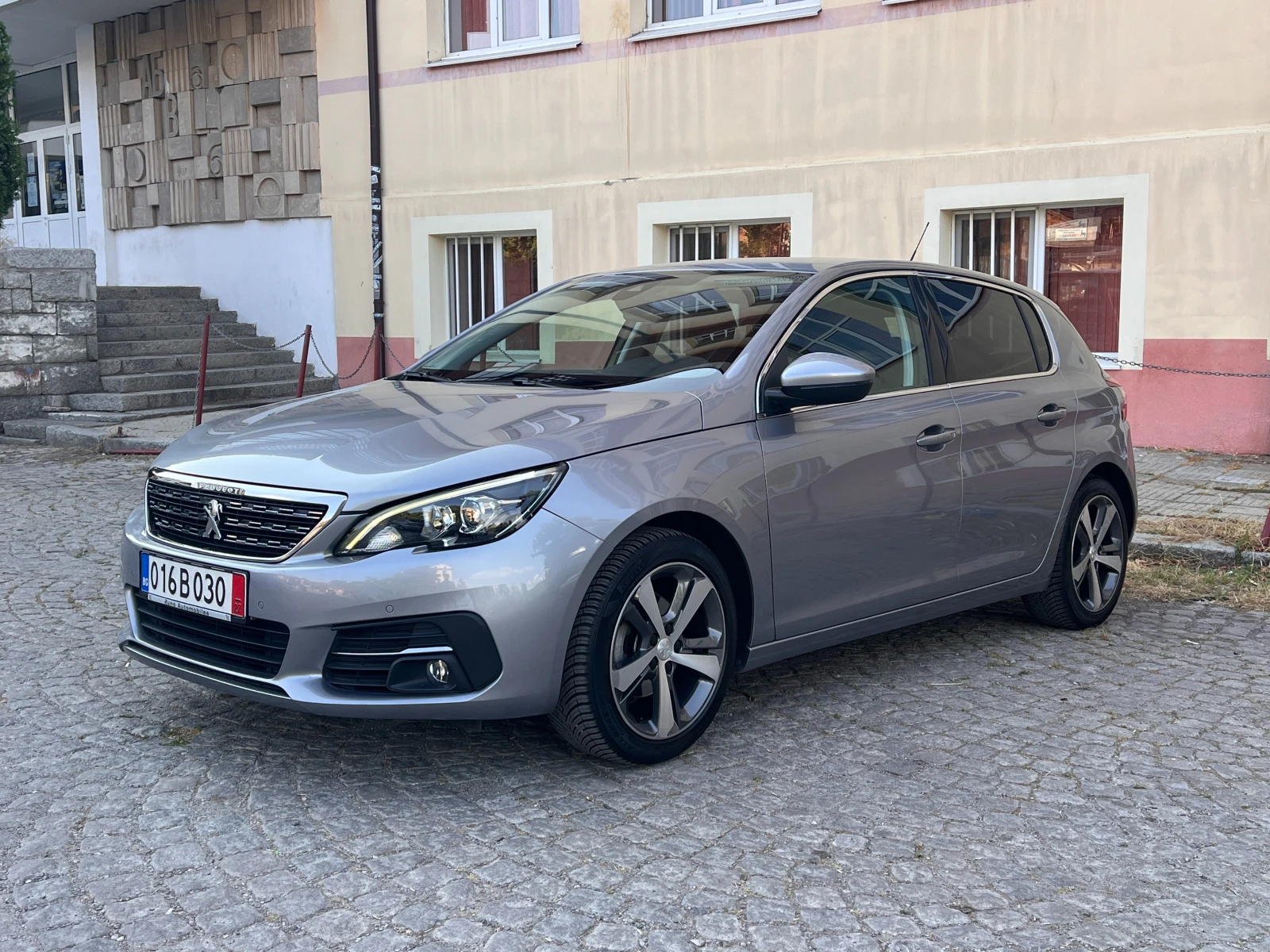 Peugeot 308 1.5BlueHDi EAT8 Allure НАПЪЛНО ОБСЛУЖЕН