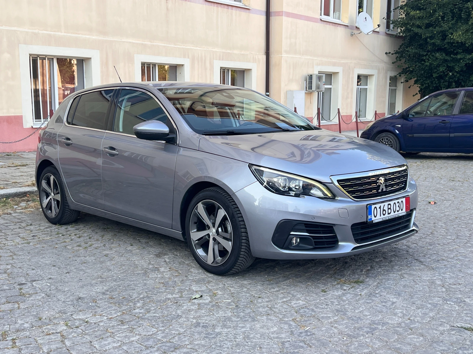 Peugeot 308 1.5BlueHDi EAT8 Allure НАПЪЛНО ОБСЛУЖЕН, снимка 3 - Автомобили и джипове - 55067581