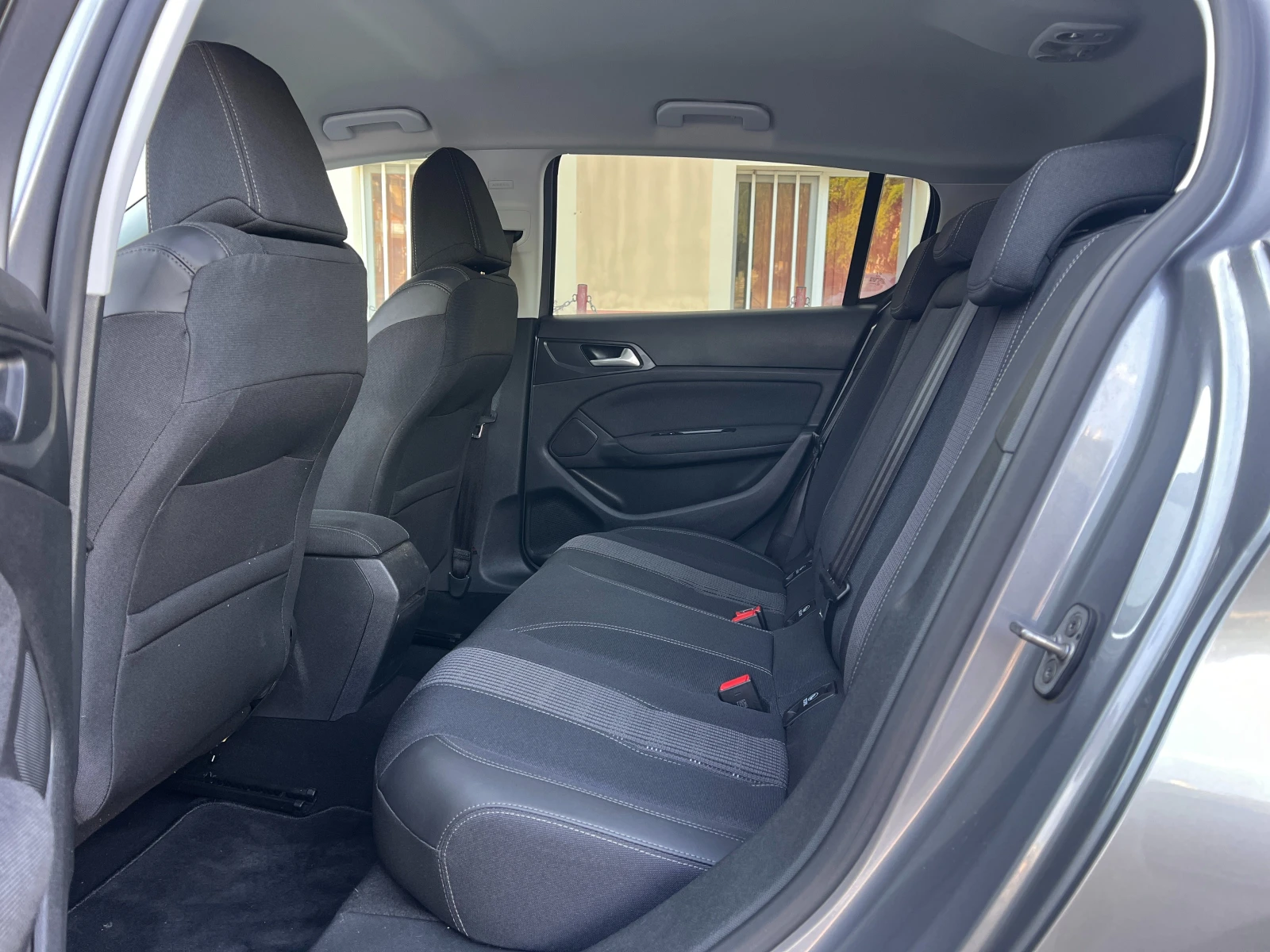 Peugeot 308 1.5BlueHDi EAT8 Allure НАПЪЛНО ОБСЛУЖЕН, снимка 11 - Автомобили и джипове - 55067581