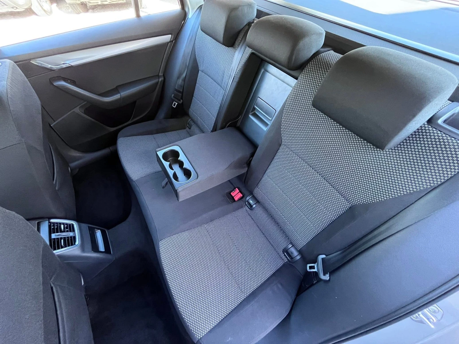 Skoda Octavia 1.4 G-Tec / Distronic, снимка 13 - Автомобили и джипове - 55642601