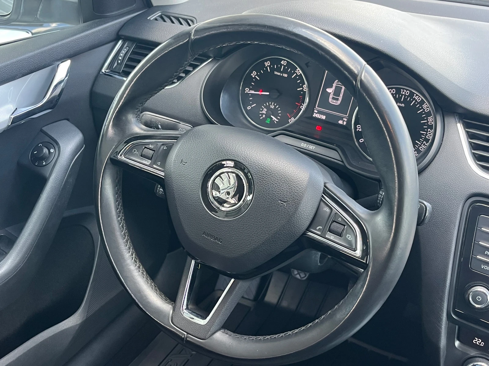 Skoda Octavia 1.4 G-Tec / Distronic, снимка 9 - Автомобили и джипове - 55642601