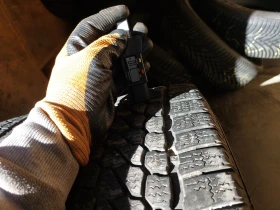 Гуми Зимни 235/65R16, снимка 4