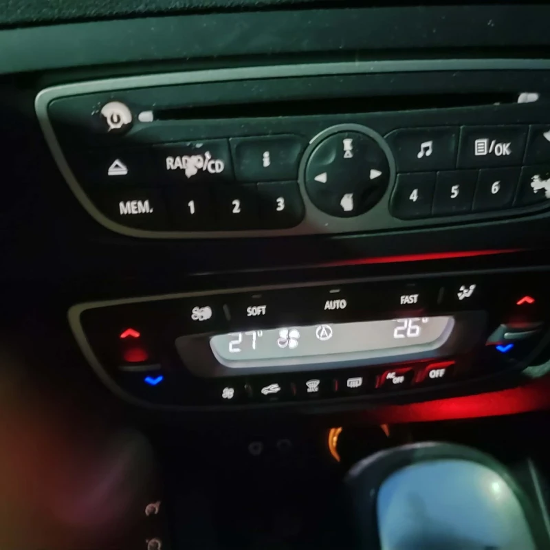 Renault Scenic, снимка 10 - Автомобили и джипове - 53112875