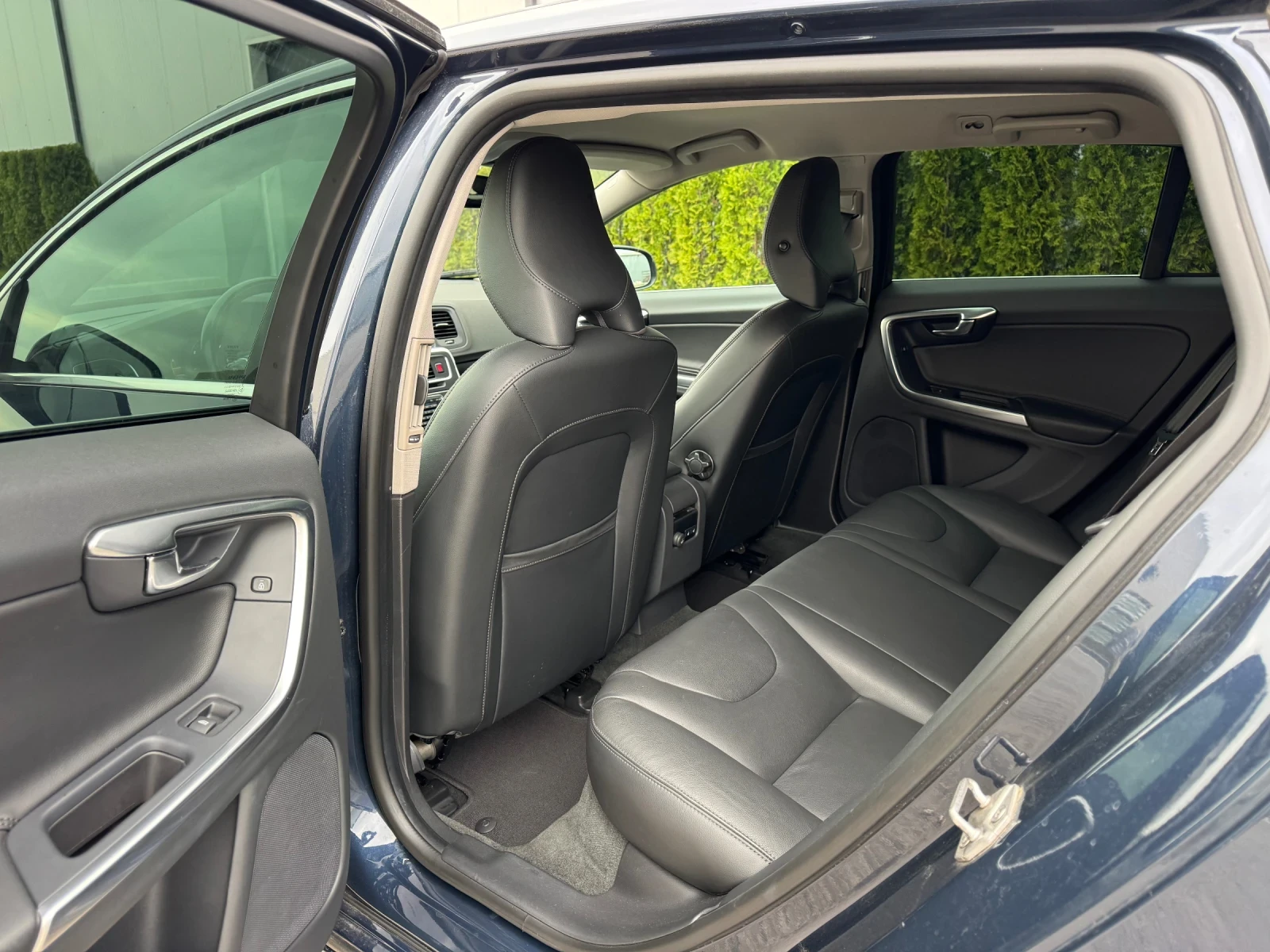 Volvo V60 2.4D5 AWD/215к.с/Facelift/ШВЕЙЦАРИЯ!!!, снимка 15 - Автомобили и джипове - 54083768