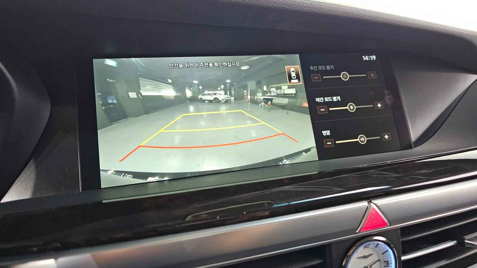 Genesis G90 3.8 GDI V6* Luxury* ДИСТРОНИК* ОБДУХВАНЕ* ПОДГРЕВ, снимка 14 - Автомобили и джипове - 55086182