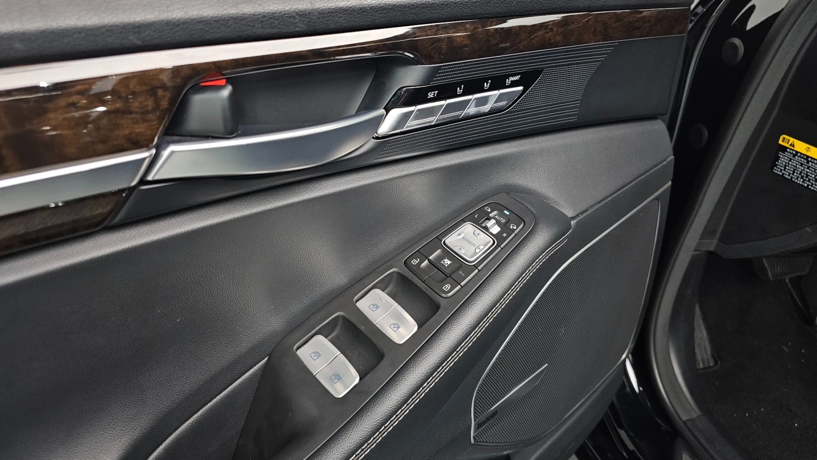 Genesis G90 3.8 GDI V6* Luxury* ДИСТРОНИК* ОБДУХВАНЕ* ПОДГРЕВ, снимка 15 - Автомобили и джипове - 55086182