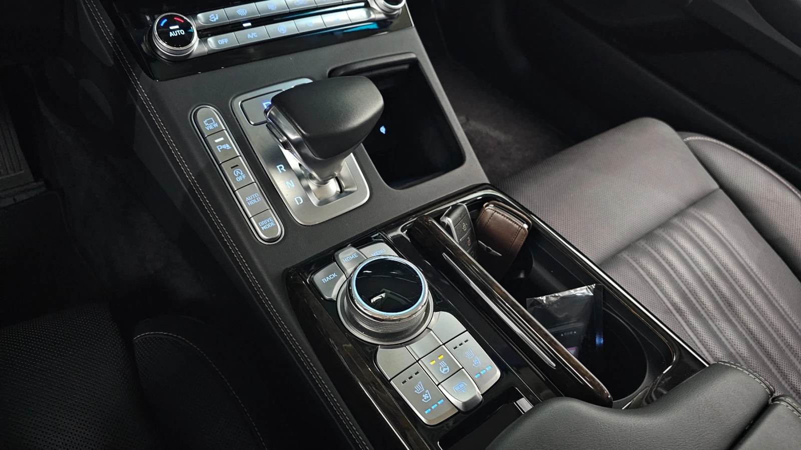 Genesis G90 3.8 GDI V6* Luxury* ДИСТРОНИК* ОБДУХВАНЕ* ПОДГРЕВ, снимка 9 - Автомобили и джипове - 55086182