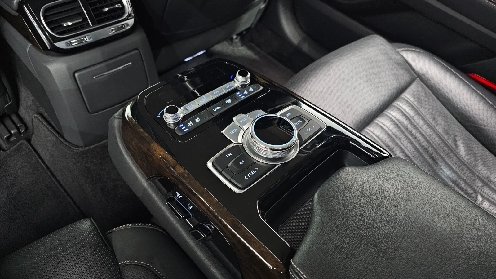 Genesis G90 3.8 GDI V6* Luxury* ДИСТРОНИК* ОБДУХВАНЕ* ПОДГРЕВ, снимка 17 - Автомобили и джипове - 55086182