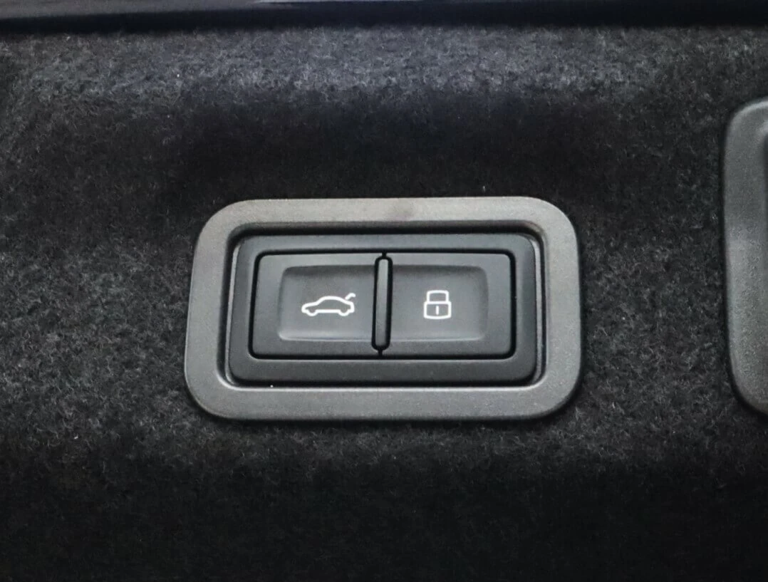 Audi A6 2.0TDI/Distronic/Side Assist/Pasenger Disp./Камера, снимка 17 - Автомобили и джипове - 55245434