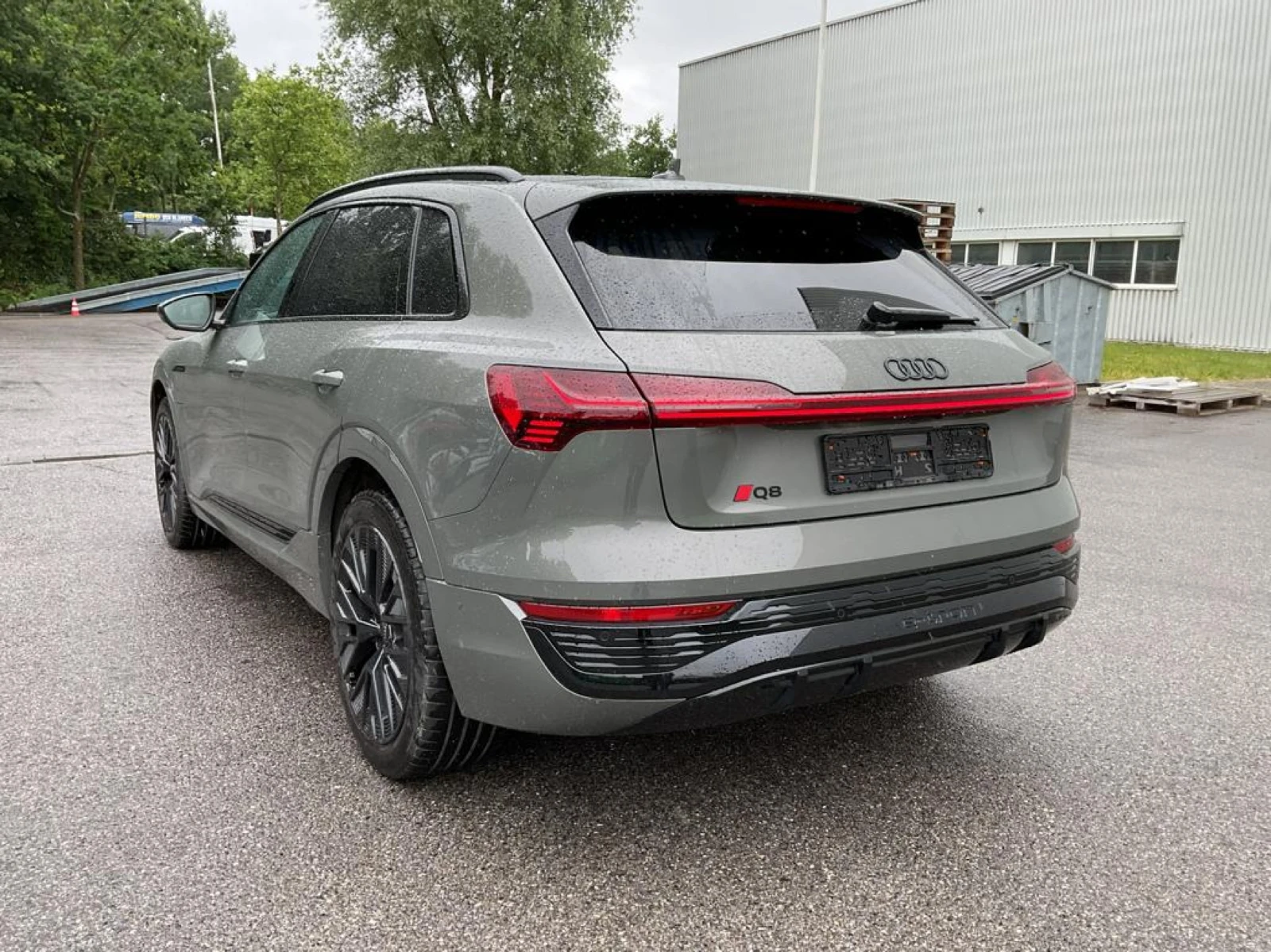Audi Q8 E-tron 50 S Line Quattro Navi Leather Bang&Olufsen, снимка 4 - Автомобили и джипове - 56198026